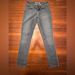 Denizen from Levi’s ladies skinny jeans. Size 2, short.